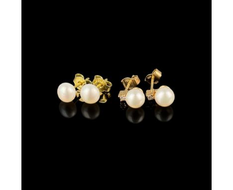Zwei Paar Perl Ohrringe, mindestens 333/8k Gelbgold (Ohrmuttern punziert), Gesamtgewicht 3,15g, einmal mit Button Perlen in w
