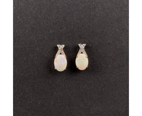 Opal Ohrstecker, 585/14k Weiß- und Gelbgold (punziert), Gesamtgewicht 1,5g, Maße Schauseite ca. 13mm