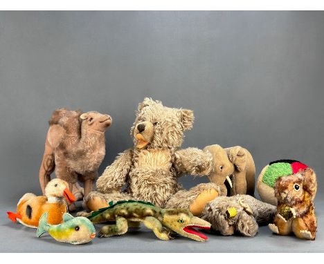 Steiff-Konvolut Wildtiere, 8 Teile, insgesamt 9 Teile bestehend aus einem Elefanten, mit Schild, Höhe ca. 17cm, einem Krokodi