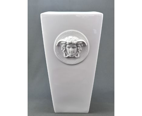 Große Vase, Versace für Rosenthal, Dekor Gorgona, weißer Fond, vorder- und rückseitig je mit halbplastischem Medusenhaupt aus