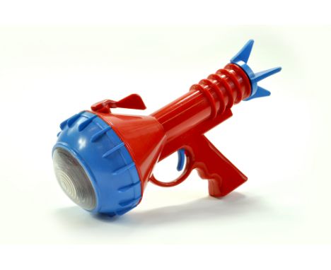 Ideal Toys Vintage Colour Space Ray Gun. Original example is generally very good, battery compartment clean however bulb is l