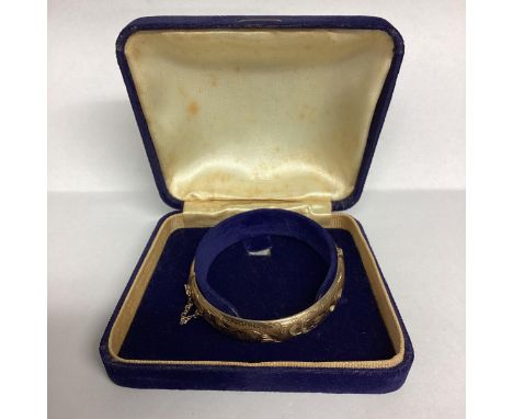 9ct gold bangle bracelet with chased decoration 16g 