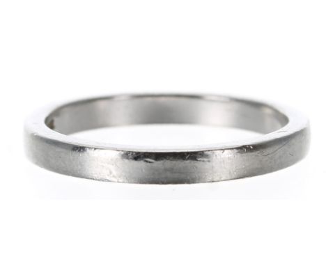 Platinum wedding band ring, width 2.5mm, 3.8gm, ring size J/K (316) 