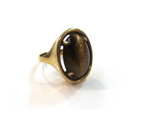 A 9ct gold ring set with tiger's eye