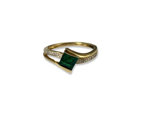 9ct Yellow Gold Fancy Design Green Stone &amp; Diamond Ring Weighing 1.84 grams Size K 1/2 