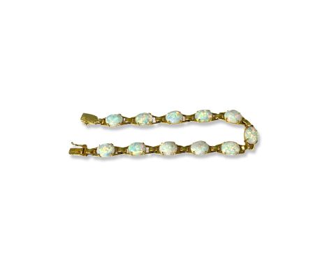 A Stunning 14ct Opal Bracelet Weighing 12.67 grams Measuring 19cm in length 