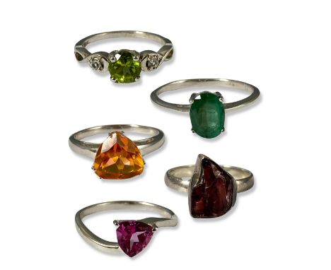 Five gem set silver rings to include rough Amethyst, Emerald and Peridot weighing 14 grams collectively 