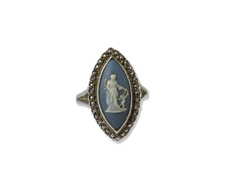 silver and blue cameo ring weighing 4.7 grams size L