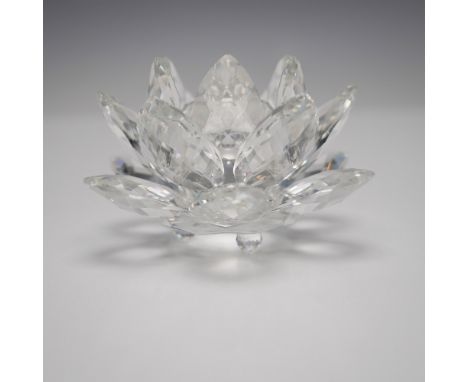 This exquisite Swarovski Crystal Waterlily Candleholder showcases the brand’s mastery in precision-cut crystal artistry. Desi