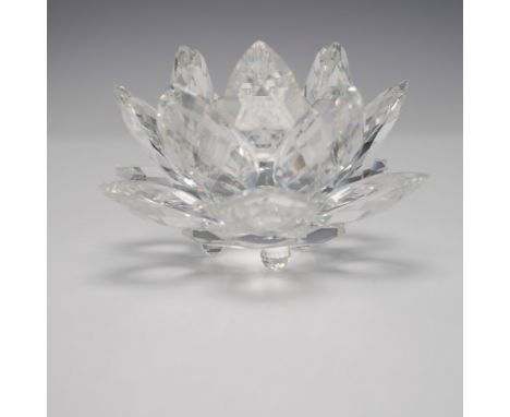 This exquisite Swarovski Crystal Waterlily Candleholder showcases the brand’s mastery in precision-cut crystal artistry. Desi