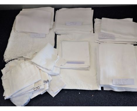 A QUANTITY OF VINTAGE LINEN 