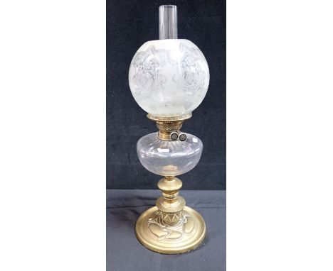 A 19TH CENTURY BRASS TABLE OIL LAMP WITH CLEAR GLASS RESERVOIR AND SHADE 