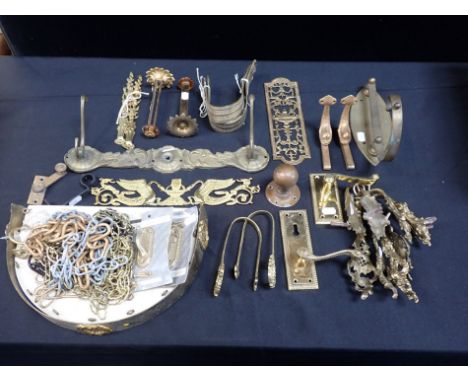 A COLLECTION OF DOMESTIC AND ARCHITECTURAL BRASS WARE including door handles, curtain ties, hooks etc
