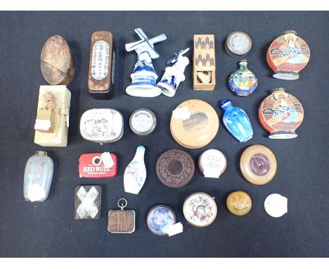 A COLLECTION OF SNUFF BOTTLES AND TRINKET BOXES 