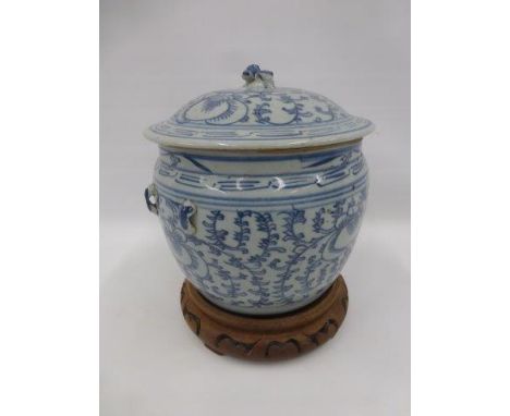 An 18th/19th Century blue and white Chinese lidded pot with dog of foe finial.