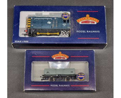 Bachmann:&nbsp;a Diesel Shunter 08375 BR blue; together with a goods wagon, both boxed. (2) 