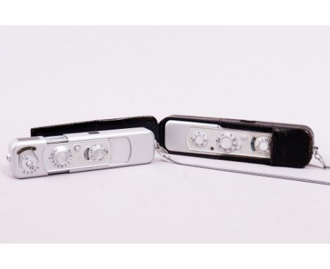 2 Miniaturkameras, Minox B und Minox C, 20.Jh. je in Lederetui mit Kette, Alters- u. Gebrauchsspuren, Funktion ungeprüft