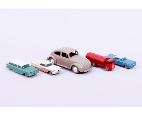 5 kleine Modellautos, u.a. Matchbox - Lesney, England, Mitte 20.Jh. Metall/Kunststoff, 1x No. 11B Esso Petrol Tanker in Rot (