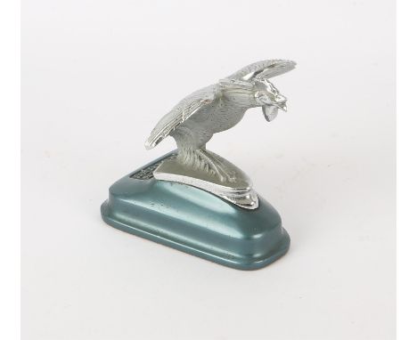 Singer Motors Bantam car mascot on original enamel base, reg 802072, 11cm 