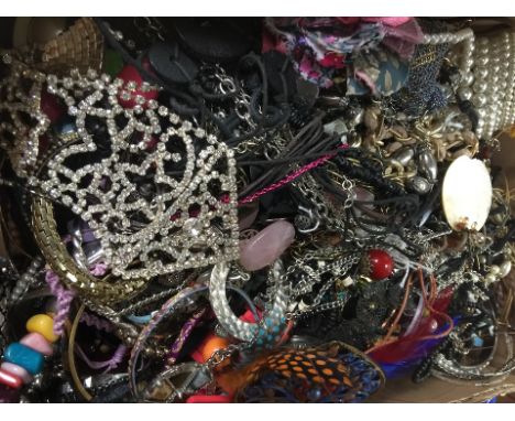 A box of misc jewellery to include Scottish, enamel, diamante, etc. 