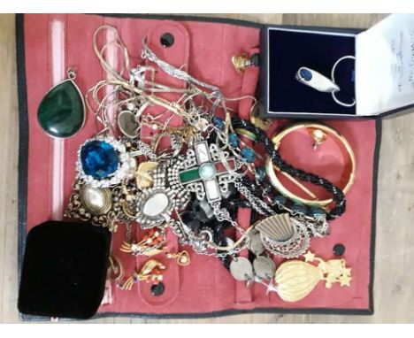 A mixed lot of costume jewellery including a modernist pendant on chain by Silverspirit, an Italian gold plated bangle etc. 