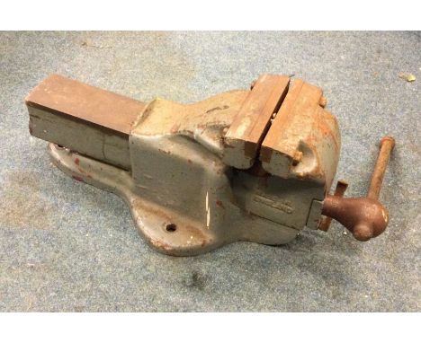  A heavy duty Parkinsons No. 9 Bench Vice. Est. £40 - £60.
