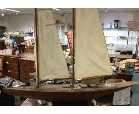 An old model pond yacht. Est. £20 - £30.