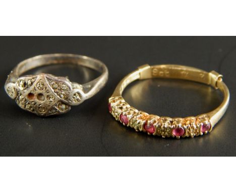 Two dress rings, to include a 9ct gold garnet set ring, and a silver dress ring (2). 