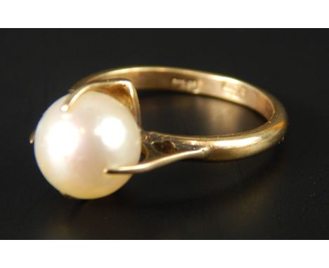 A 9ct gold dress ring, with cultured pearl, 2.8g all in. 