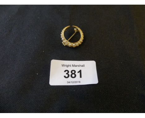 An early 20th Century split pearl crescent brooch, the graduated split pearl line with a scalloped outer edge, stamped 18ct, 