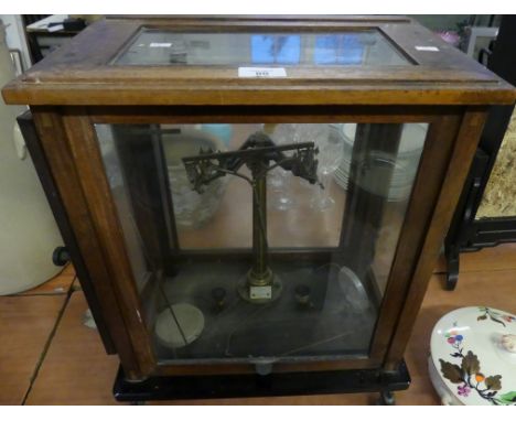 A vintage cased chemist precision scale set 
