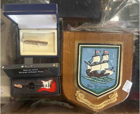 A bag containing a small quantity of collectable items comprising Plymouth Argyle wall plaque, Mark Knopfler MP3 USB stick fr