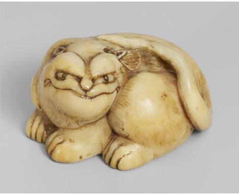   Aschenbecher-Netsuke. Liegender Tiger. Elfenbein. Frühes 19. Jh.  Mit einem fest geschlossenen Maul, aus dem nur die Eckzäh