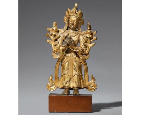   Maitreya. Feuervergoldete Bronze. Tibetochinesisch. 18. Jh.  Der fürstlich geschmückte Buddha der Zukunft steht in aufrecht