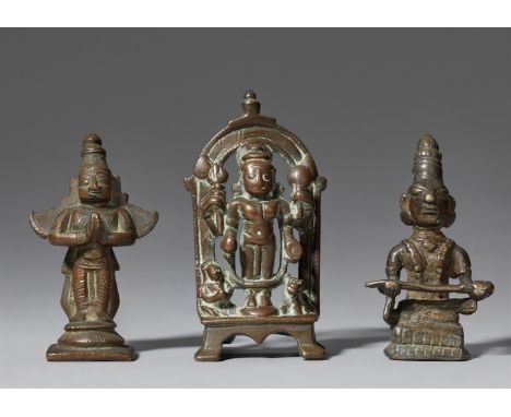   Drei kleine Figuren. Kupferlegierung. Indien.  a) Garuda mit gefalteten Händen. b) Vishnu mit Attributen in den vier Händen