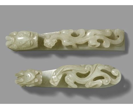  Zwei Gürtelhaken. Gräulich-weiße Jade. Qing-Zeit  a) und b) Von gebogener Form mit einem großen Drachenkopfhaken. Die Obers
