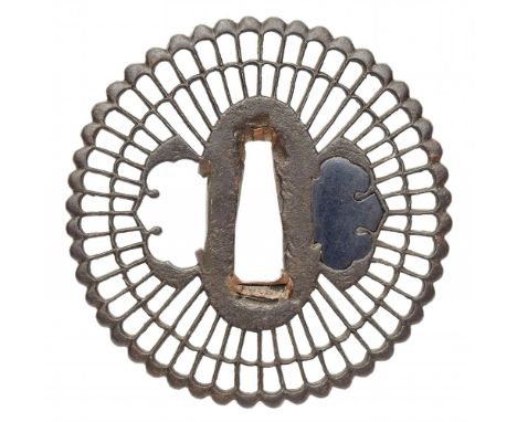   Tsuba. Eisen. 17./18. Jh.  Rund. 48-fach gebogt in der Art einer stilisierten doppelten Chrysanthemenblüte in durchbrochene