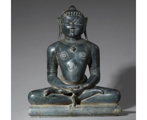   Tirthankara Parshvanatha. Polierter Schist. Gujarat. 16. Jh.  Im Meditationssitz auf einem flachen Kissen, umzingelt von ei