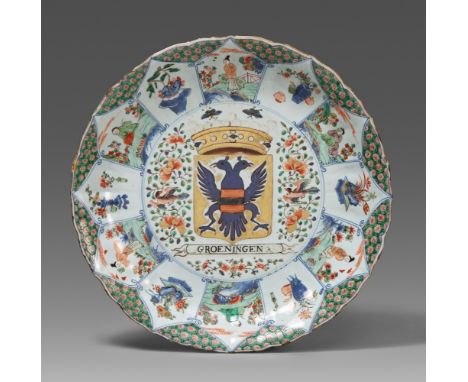   Sehr großer famille verte-Provinzwappen-Teller. Kangxi-Periode (1662-1722), 1700-1725  Mit gewölbter Fahne und blattförmige