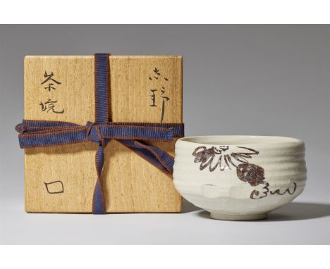   Chawan. Shino-Art. Mitte 20. Jh.  Ritzsignatur: Ro in katakana (= Kitaô Rosanjin, 1883-1959)Niedrige Form auf niedrigem Sta