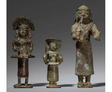   Drei Bhuta-Figuren. Kupferlegierung. Süd-Indien, Karnataka, Tulu. 19. Jh.  a) Kallurti- oder Odilthaya-Figur mit hohem Kopf