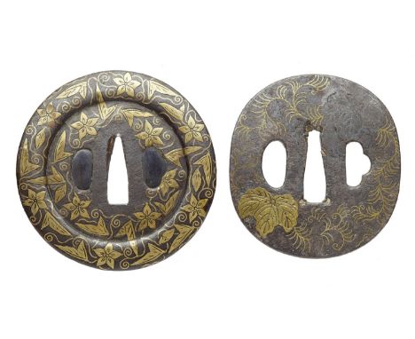   Zwei tsuba. Eisen. Heianjo-Arbeit. 17./18. Jh.  a) Rund mit abgesetztem, breitem Rand. In flacher Messingeinlage Klematis, 