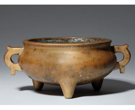   Weihrauchbrenner. Messingfarbene Bronze. Qing-Zeit  In Form eines gedrungenen archaischen Bronzegefäßes vom Typ ding auf dr