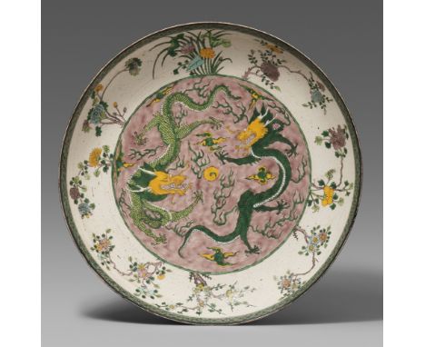   Große Drachenschale. Email sur biscuit. Kangxi-Periode (1661-1722)  Schale von saucer-Form, dekoriert in grünem und gelbem 