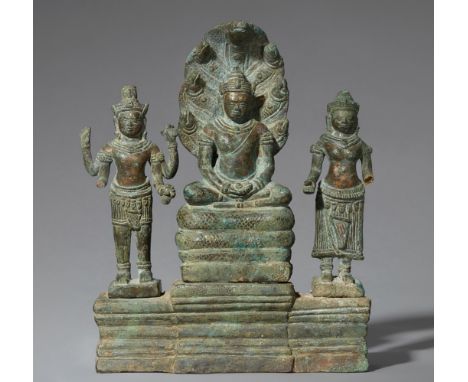   Mahayana-Trias. Bronze. Kambodscha. Bayon. Ende12./ frühes 13. Jh.  4-tlg. Alle drei Figuren mittels eines Zapfens eingeste