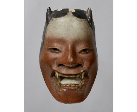   No-Maske vom Typ Namanari. Holz, bemalt. Edo-Zeit  Maske eines weiblichen Dämons mit zwei sehr kurzen Hörner, sich nach obe