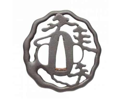   Tsuba. Eisen. Wohl Hayashi-Arbeit. 18. Jh.  In unregelmäßigem Rand in positivem Schattenriss Kiefer, aus der Ferne gesehen 