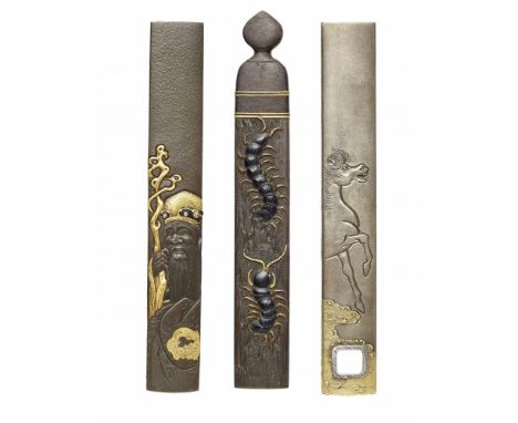   Drei kozuka. 19. Jh.  a) Shibuichi. In Relief mit Details aus Gold Brustbild des Jurojin. b) Shibuichi. In Form eines Brück