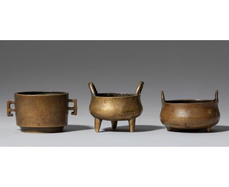   Drei sehr kleine Weihrauchbrenner. Gelbliche Bronze. Qing-Zeit  Alle am Boden mit apokrypher Sechszeichenmarke Xuande in Re