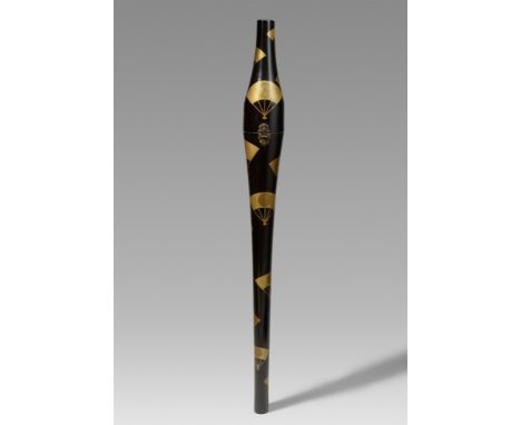   Katana-zutsu. 19. Jh.  Allseitig Schwarzlack. In Goldlack maki-e und nashiji maki-e unterschiedliche Kriegsfächer (gunsen).